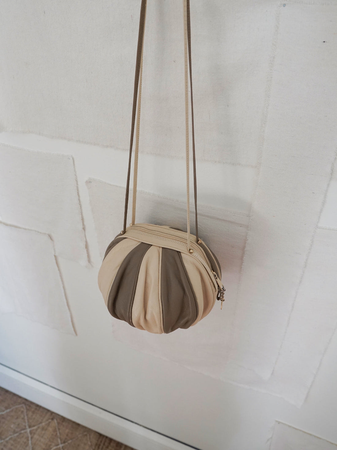 Vintage Pinwheel Round Leather Bag-closiTherapi | vinTage