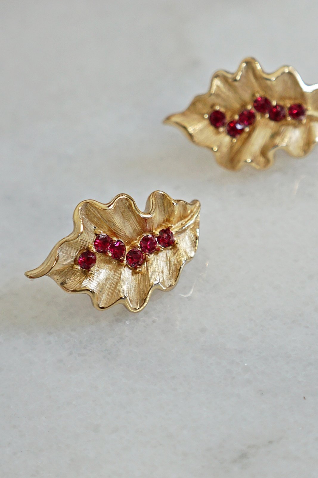Vintage Shimmering Leaf Gilded Ruby Earrings-closiTherapi | vinTage