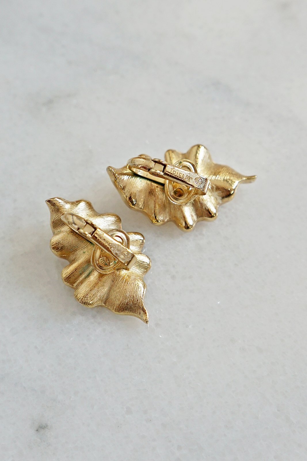 Vintage Shimmering Leaf Gilded Ruby Earrings-closiTherapi | vinTage