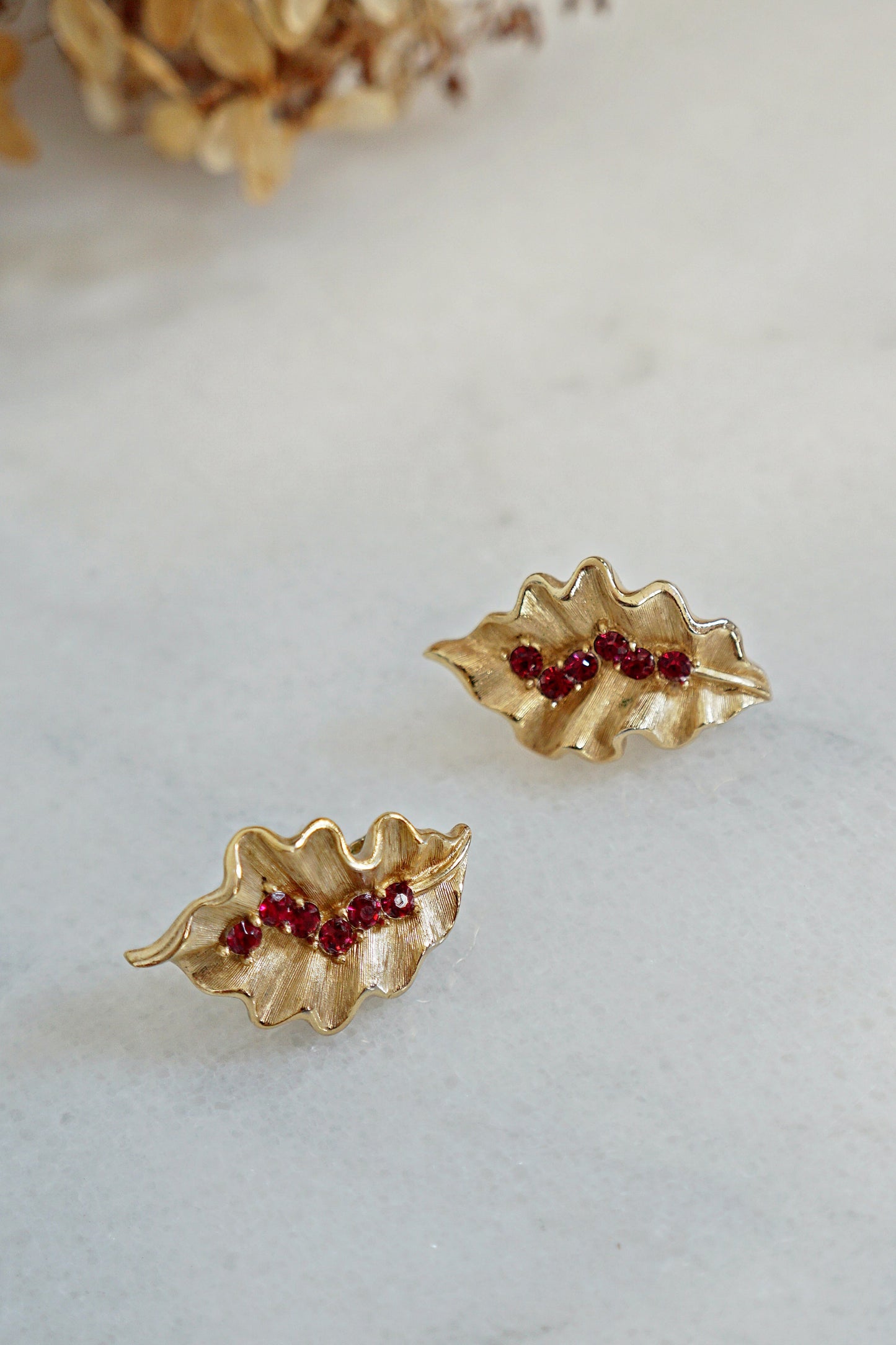 Vintage Shimmering Leaf Gilded Ruby Earrings-closiTherapi | vinTage