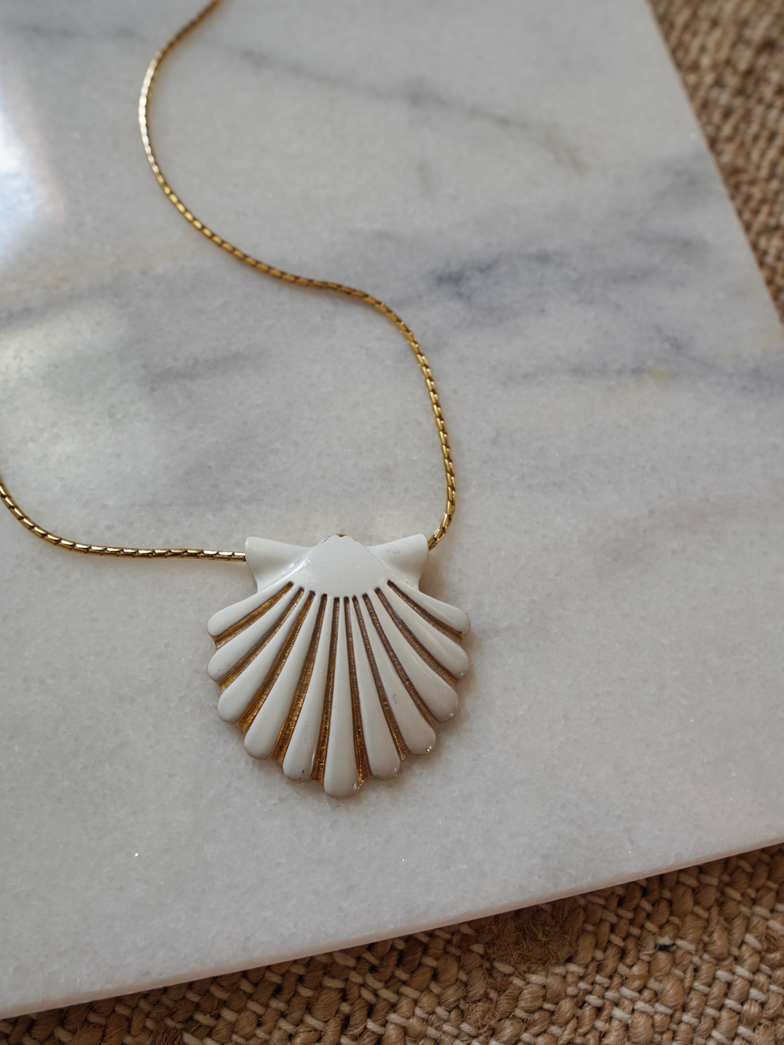 Vintage White Clam Shell Necklace-closiTherapi | vinTage