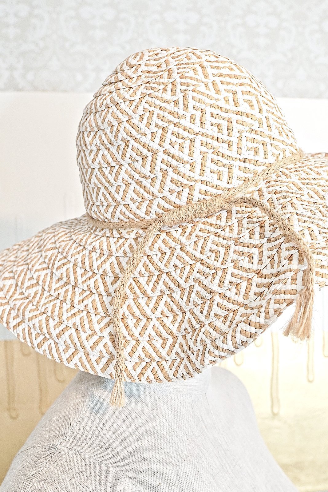 Wide Brimmed Straw Floppy Hat-closiTherapi | vinTage